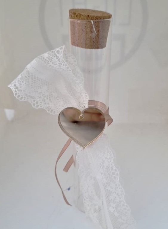 Σωλήνας Γυάλινος Με Φελλό 12 Εκ-15 Εκ. Στολισμένος Με Καρδιά Πλέξιγκλας Με 5 Κλασσικά Κουφέτα Έτοιμη Μπομπονιέρα Βάπτισης-Γάμου Σε Προσφορά τιμή 1.85€
