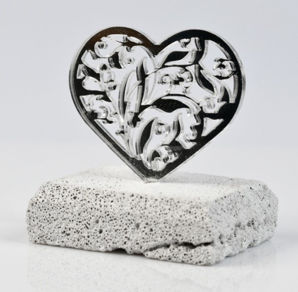 Plexiglass καρδιά μαύρη σε μάρμαρο 7X8CM Μπομπονιέρα Βάπτισης-Γάμου Νεο Σχέδιο 2023 Τιμή 1.80€