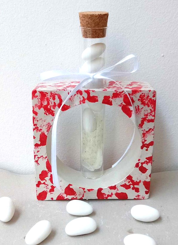κεραμικό τετράγωνο με γύαλινο σωλήνα Μπομπονιέρα βάπτισης-γάμου Ετοιμη Με 5 Κλασσικά Κουφέτα Η Smarties 2.50€