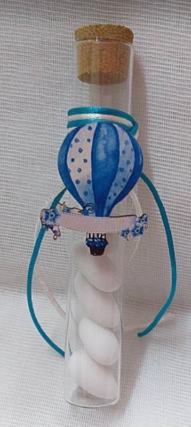 Σωλήνας Γυάλινος Με Φελλό 12 Εκ-15 Εκ. Στολισμένος Με Αερόστατο Ξύλινο 3 Εκ. Με 5 Κλασσικά Κουφέτα Έτοιμη Μπομπονιέρα Βάπτισης Αγόρι Σε Προσφορά Τιμή 1.85€