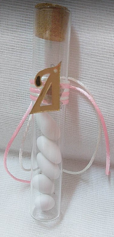 Σωλήνας Γυάλινος Με Φελλό 12 Εκ-15 Εκ. Στολισμένος Με Αρχικό Μονόγραμμα Πλέξιγκλας Με 5 Κλασσικά Κουφέτα Έτοιμη Μπομπονιέρα Βάπτισης Κορίτσι Σε Προσφορά Τιμή 1.49€